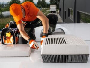 Emergency Mobile Repair for Refrigeration Units on Trucks. Apollo Breakdown Fleet Services